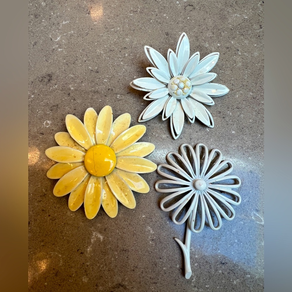 3 Vintage Flower Broochs: one light Yellow Daisy,2 white flowers for a boho vibe
